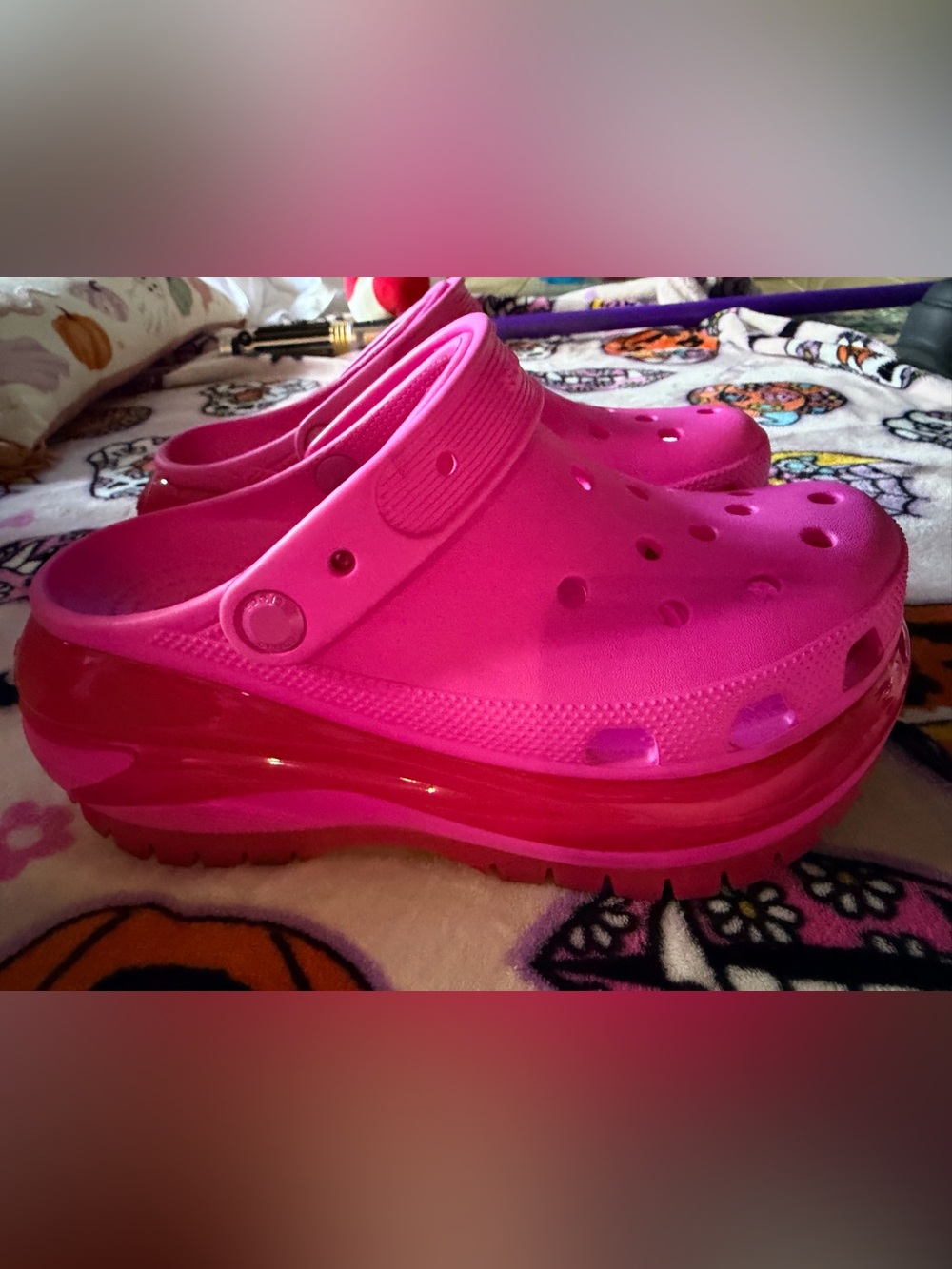 CROCS Platform Clog in Bright Pink